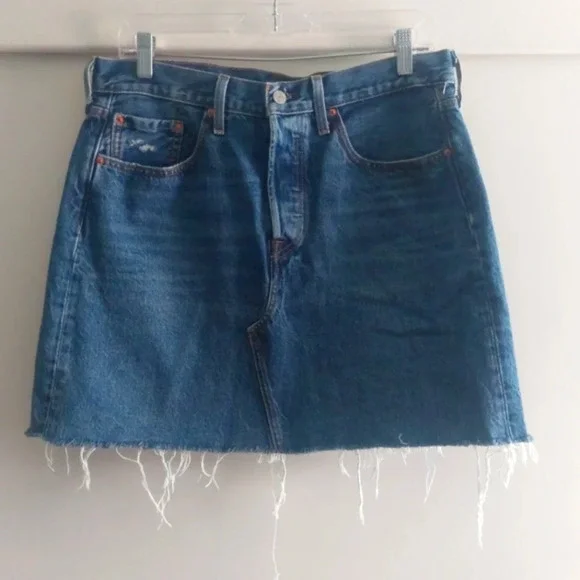 Levi’s Deconstructed Denim Mini Skirt Nwot Size 31 Festival Raw Frayed hem - Picture 4 of 10
